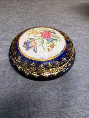 une boîte bleue et dorée décorée de fleurs peintes