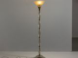 une photo d'un lampadaire surmonté d'un abat-jour en verre