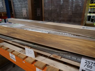 beaucoup de bois sur une palette dans un entrepôt