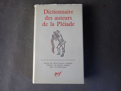 le livre est posé sur une table avec un fond noir