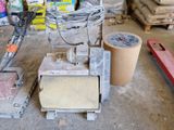 une machine posée sur le sol du garage