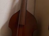 a violin that is sitting next to a wall