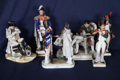 cinq figurines représentant des hommes en uniforme militaire