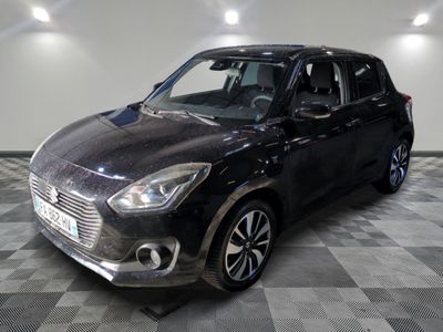 la petite voiture noire est garée sur un carrelage à carreaux