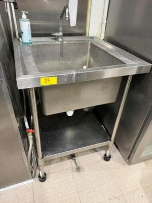 un évier en acier inoxydable dans le coin d'une pièce