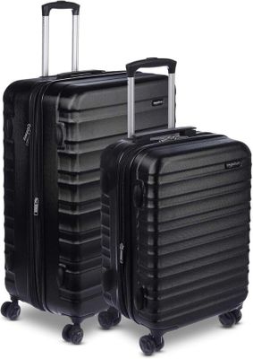 deux bagages noirs posés l'un à côté de l'autre sur une surface blanche