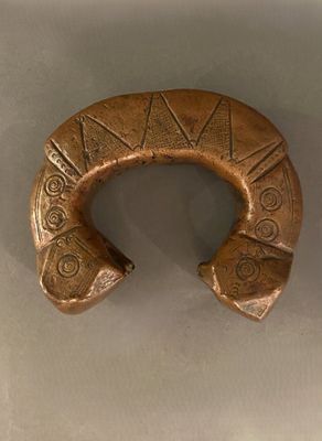 gros plan d'un objet métallique sur une surface blanche