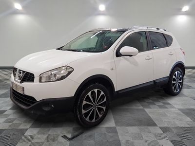 La Nissan RAV blanche est garée dans une grande pièce