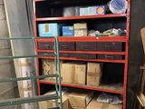 de nombreux cartons et boîtes sur les étagères de l'entrepôt