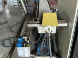 une machine qui travaille sur le côté d'un immeuble