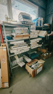 beaucoup de boîtes et de cartons sur les étagères de la pièce