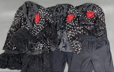 trois vêtements posés sur une table