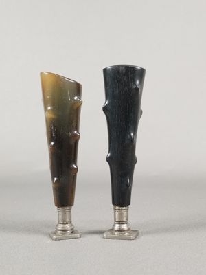 deux vases posés l'un à côté de l'autre sur une table