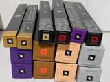 quatre boîtes de parfum de différentes couleurs sont empilées les unes sur les autres