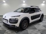 la citrole blanche est garée dans le garage sur un sol en damier