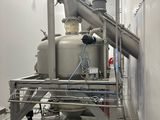 une image d'une machine qui se trouve dans un bâtiment