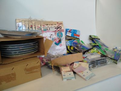 un tas d'objets divers posés sur un comptoir