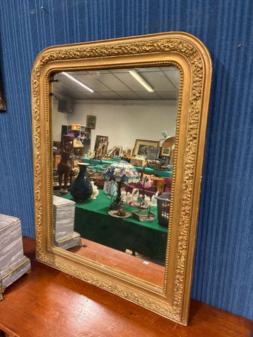 Miroir cadre bois et stuc doré. 80 x 63 (redoré)