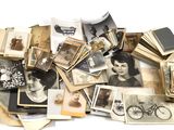 une pile de vieilles photos représentant des femmes et des vélos