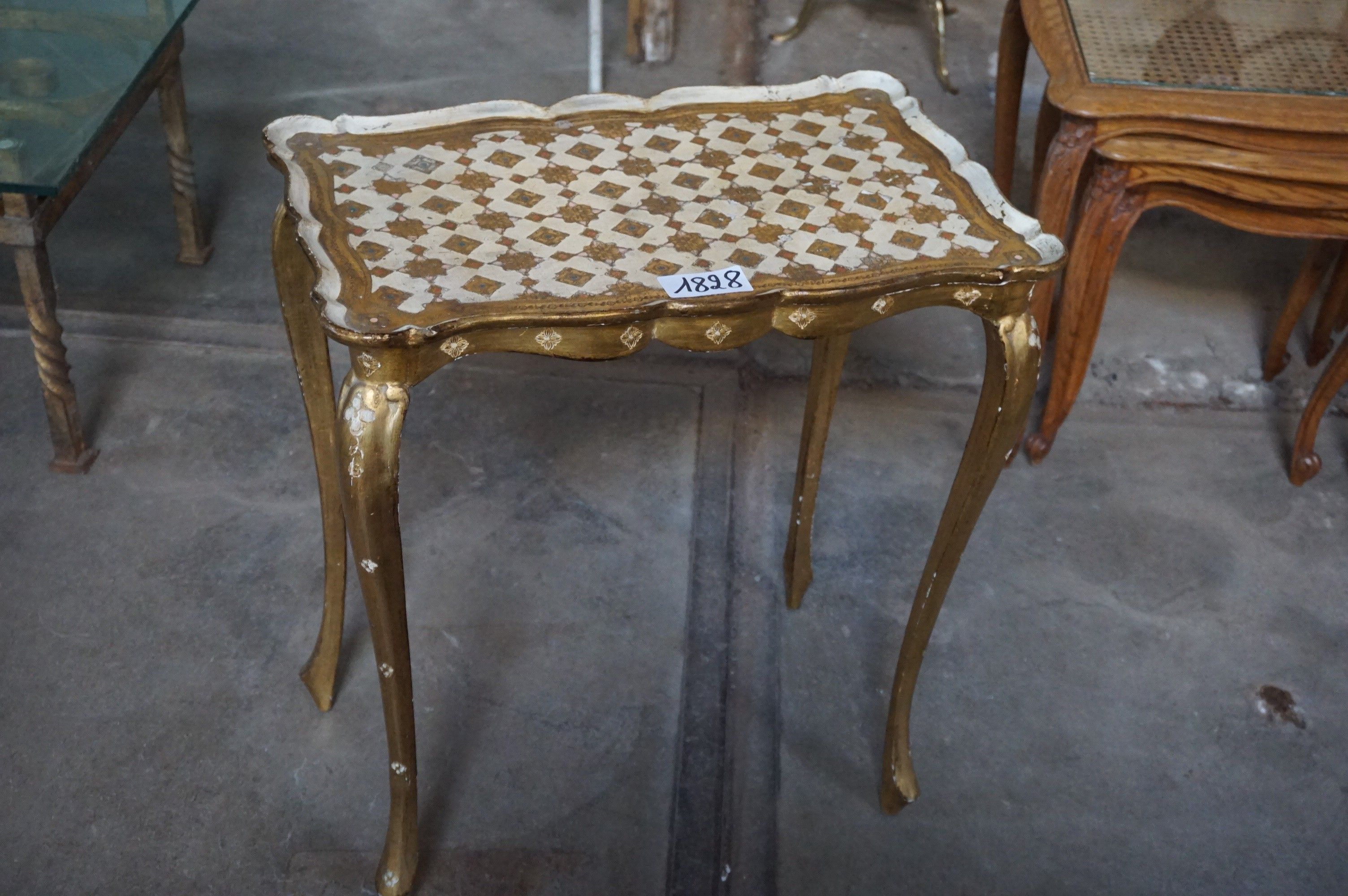 Table d'appoint florentine en bois doré - H : 60 cm L : 55 c…