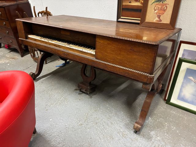 Piano forte. Caisse rectangulaire à plateau brisé à abattant. Pie...