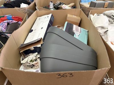 une boîte remplie de bagages et d'autres objets qu'elle contient