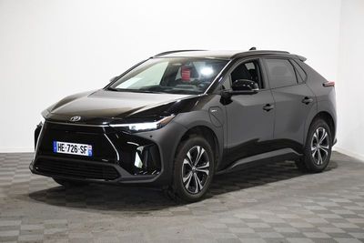 Le nouveau SUV Toyota C-HR est exposé dans un showroom