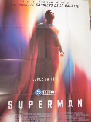 L'affiche de Superman est accrochée au mur d'un immeuble.