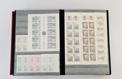 un livre ouvert, orné de timbres, posé sur une surface blanche