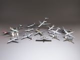 beaucoup d'avions posés sur une table