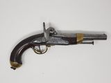 un vieux fusil exposé sur une table