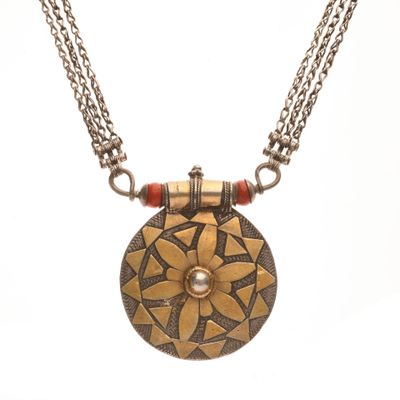 une photo d'un collier orné d'un médaillon