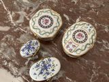 trois pièces de porcelaine sont posées sur une table en marbre