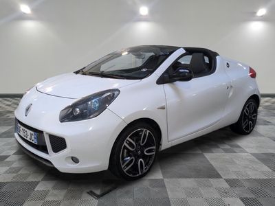 la photo d'une voiture blanche garée dans un garage