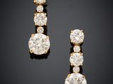 une paire de boucles d'oreilles en diamant
