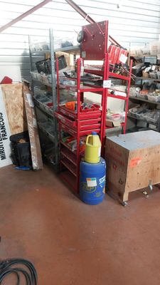 un garage rempli d'outils