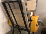 une photo d'une structure métallique dotée d'une porte vitrée