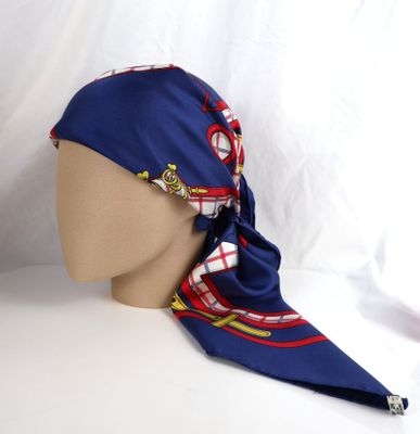 un bandana bleu et rouge orné d'un motif rouge et blanc