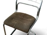 une chaise en métal avec une assise marron sur fond blanc