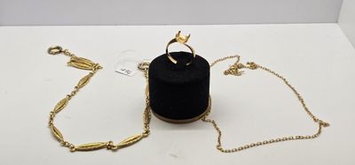 sac en velours noir avec une chaîne et un anneau dorés sur fond blanc