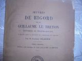 un vieux livre posé sur une table recouverte d'une nappe bleue