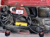 une caisse à outils rouge avec des outils sur le sol