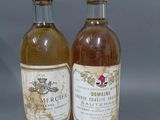 deux bouteilles de vin posées l'une à côté de l'autre sur une table