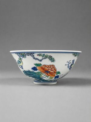 un bol bleu et blanc orné de fleurs et d'oiseaux