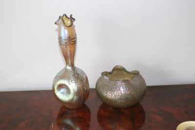 two vases that are sitting on a table next to each other