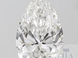 un gros plan d'un diamant taille poire sur une surface noire