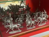 de nombreuses figurines représentant des hommes à cheval, exposées dans une vitrine