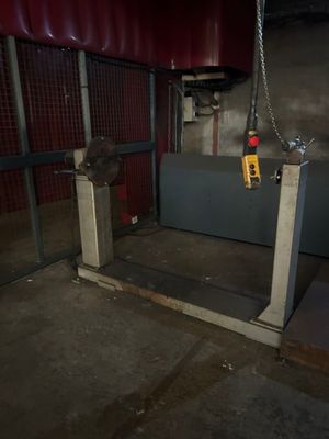 une machine qui se trouve à l'intérieur d'un bâtiment