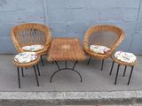trois chaises et une table recouverte de coussins