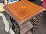 une petite table avec un plateau en bois montée sur un chariot